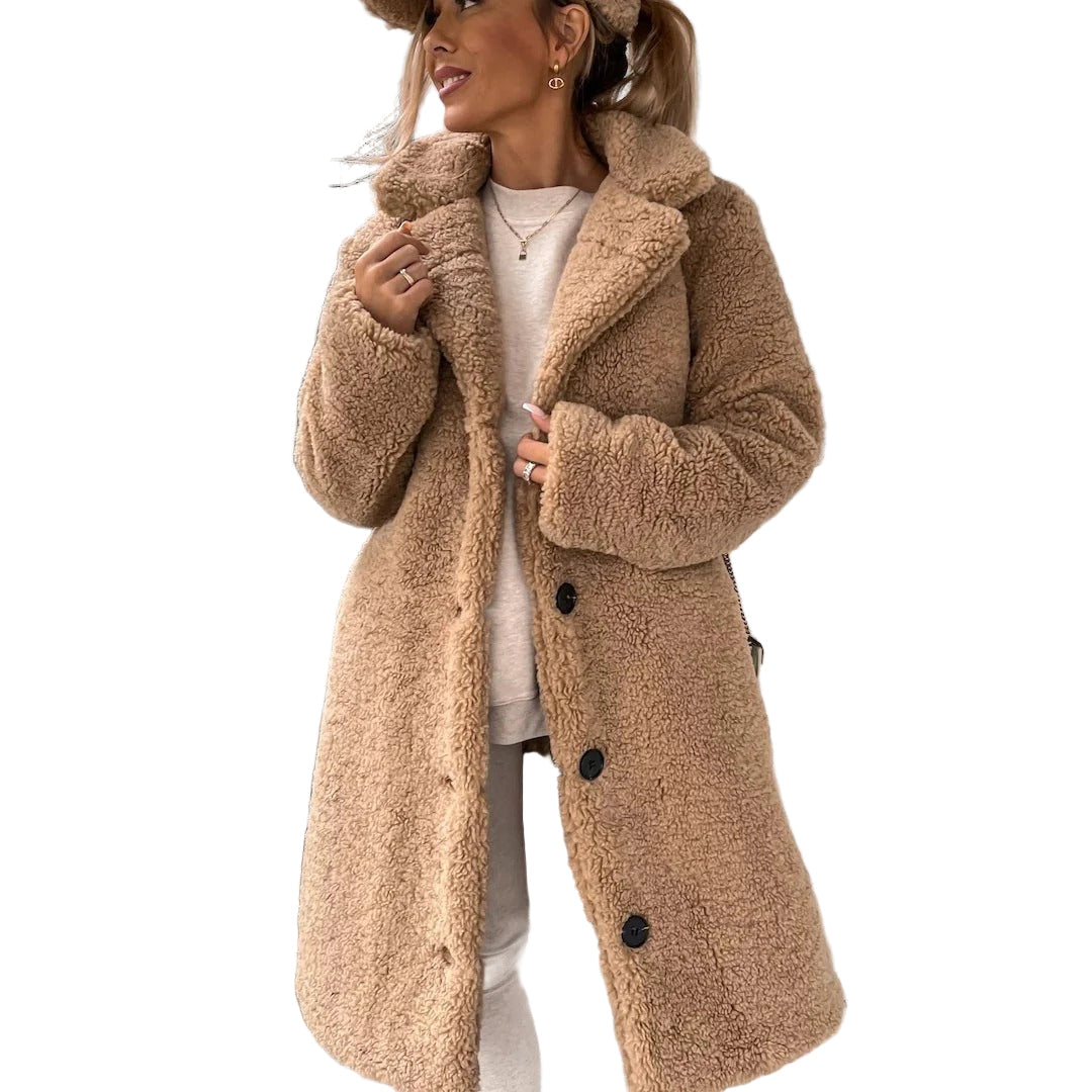 Oversized lang dame teddyfrakk i myk faux shearling med knappelukking. Perfekt vinter- og høstfrakk for komfort.