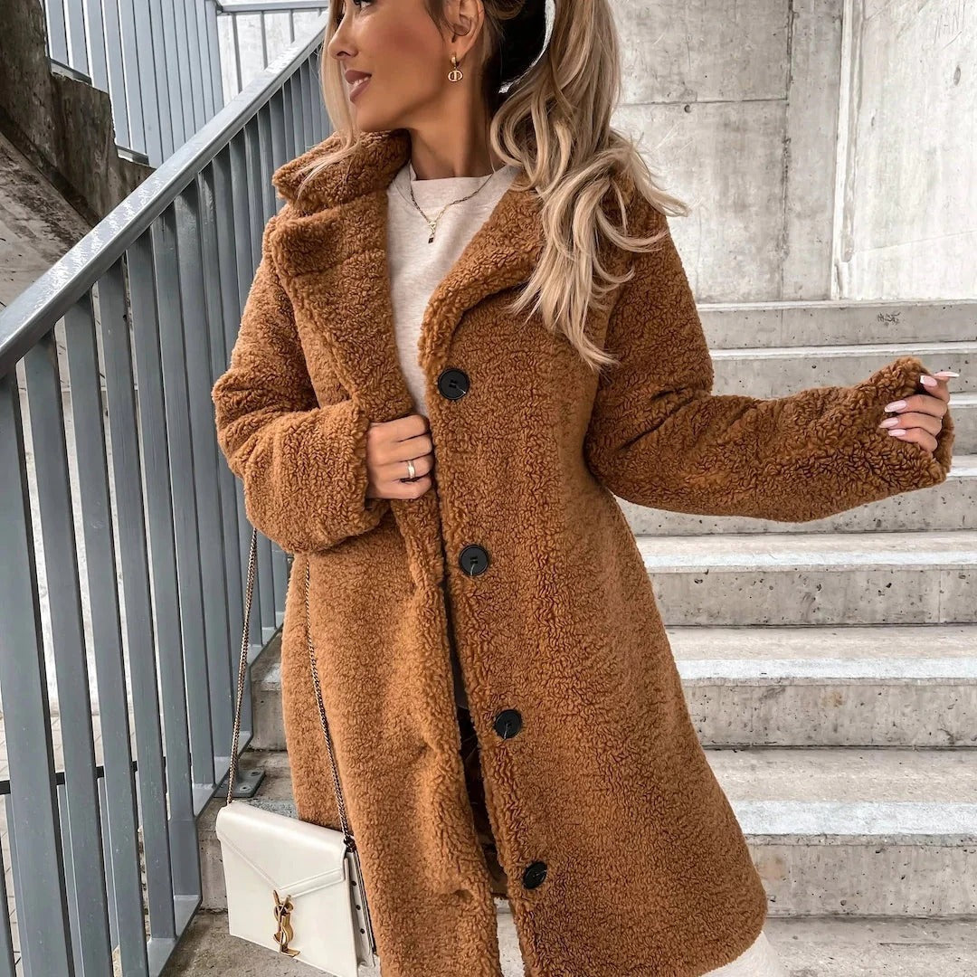 Elegant og komfortabel dame teddyfrakk i faux shearling. Varm oversized lang høst- og vinterfrakk for kvinner.