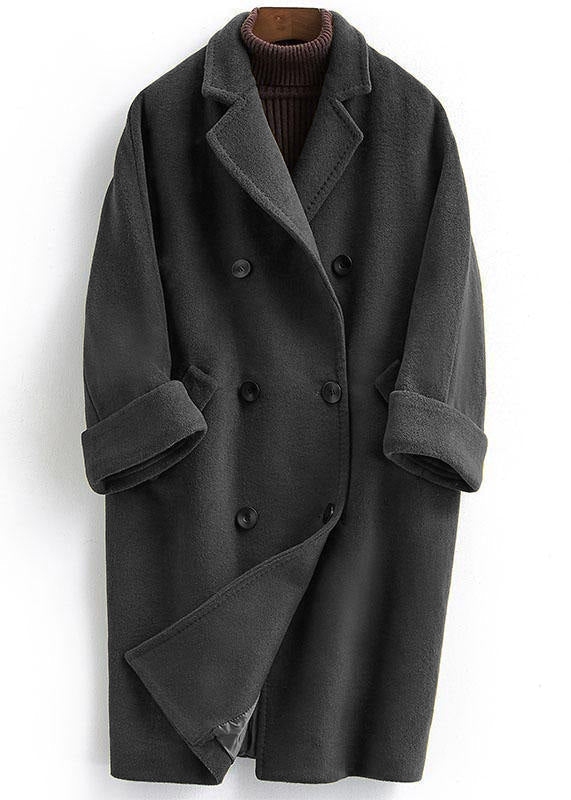 Moteriktig lang ullfrakk for kvinner med dobbeltknapping. Perfekt damefrakk for en elegant og varm vinterstil.