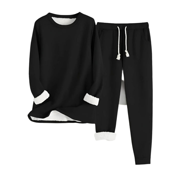 Kvinne i oversized loungesett for ultimat komfort. Mykt og avslappet joggesett perfekt som hjemmeklær.