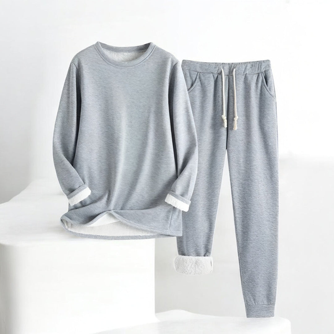Komfortabelt kvinnesett i myk stoffblanding. Perfekt oversized loungewear for avslappende dager hjemme.