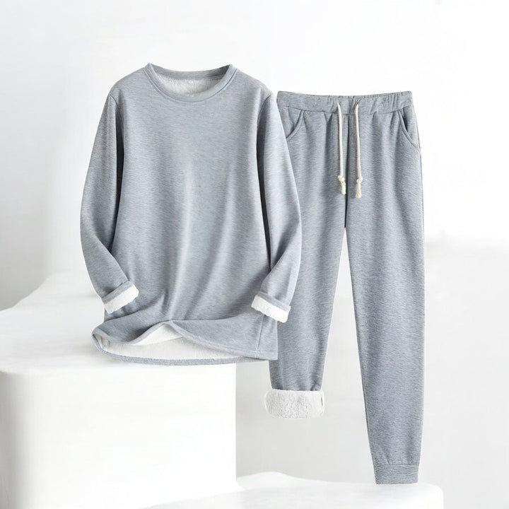 Komfortabelt kvinnesett i myk stoffblanding. Perfekt oversized loungewear for avslappende dager hjemme.