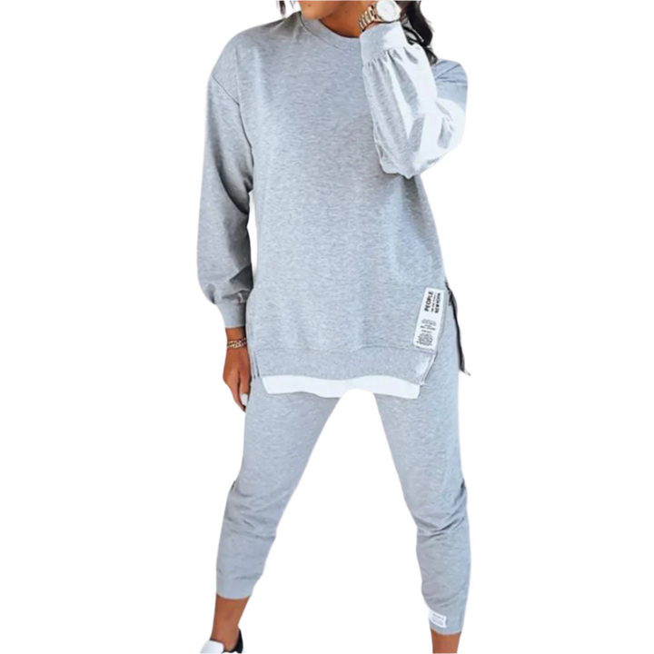 Komfortabelt loungewear sett for kvinner med oversized genser og joggebukse, perfekt for avslappede dager hjemme.