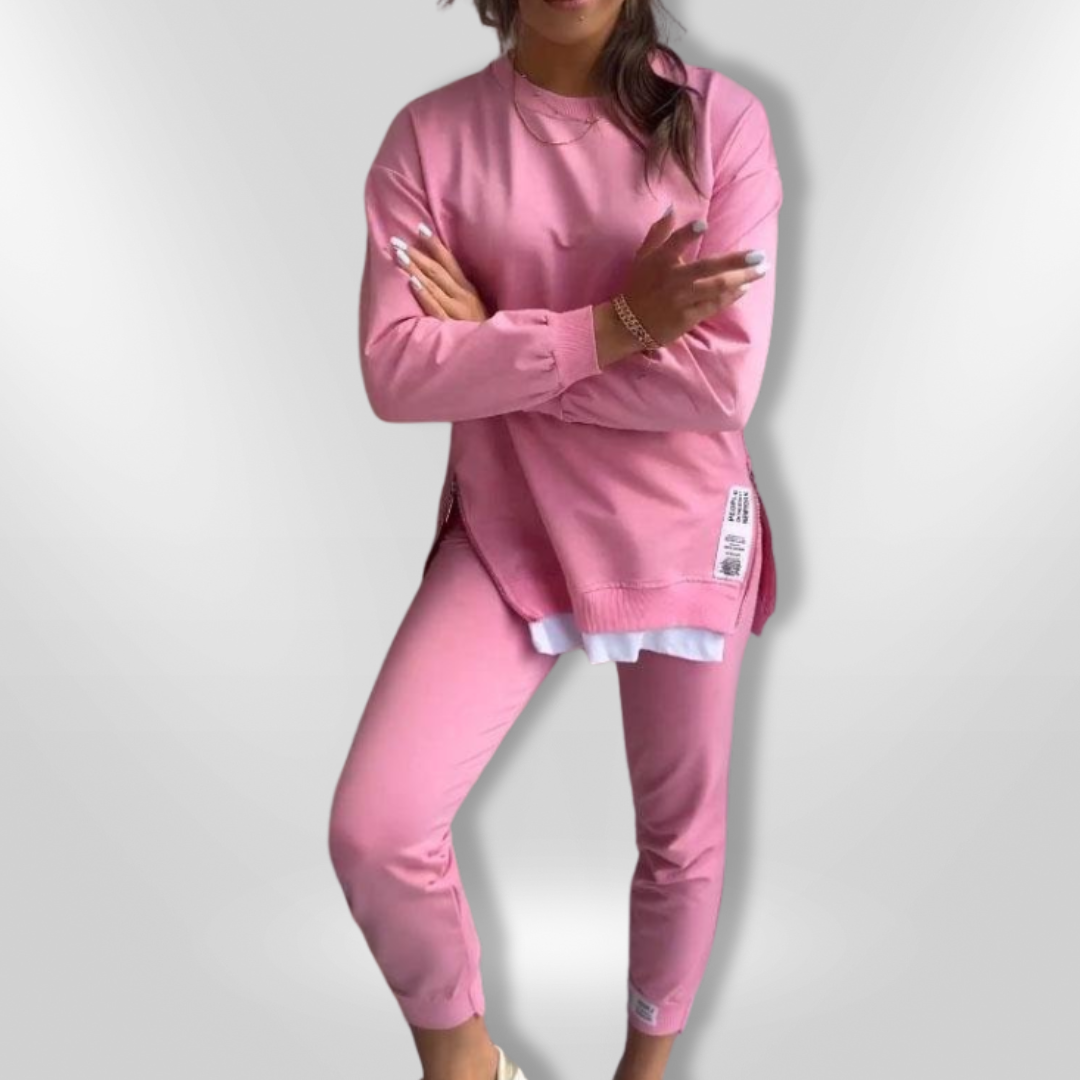 Trendy oversized loungewear sett i myk kvalitet, bestående av genser og matchende joggebukse for dame.