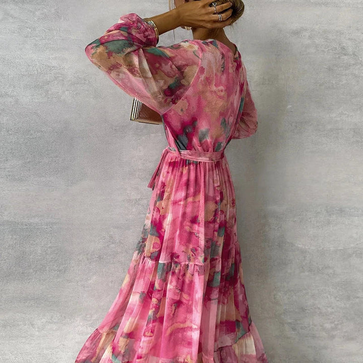 Maxikjole til dame med livlig blomstertrykk. En lett og luftig sommerkjole med V-hals for elegant stil.