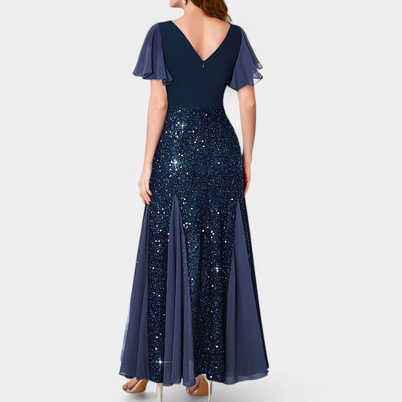 Stilig kvinne maxikjole med elegant hjerteutskjæring. Flott sommerkjole og festkjole.