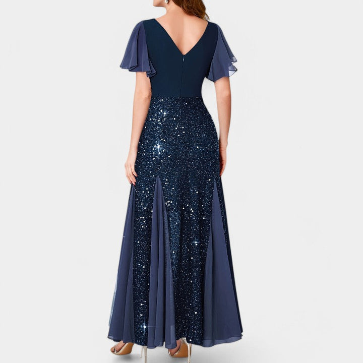 Stilig kvinne maxikjole med elegant hjerteutskjæring. Flott sommerkjole og festkjole.