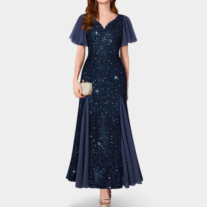 Lys, elegant maxikjole i polyester med sjarmerende hjerteutskjæring. Perfekt langkjole til fest.