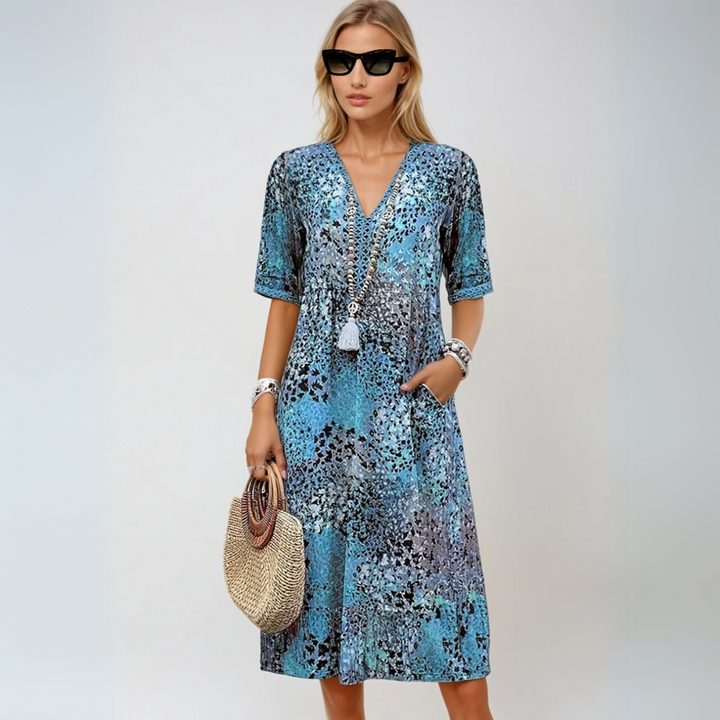 Lys og luftig kvinne sommerkjole. En elegant boho midikjole med V-hals, perfekt for solfylte utendørsaktiviteter.