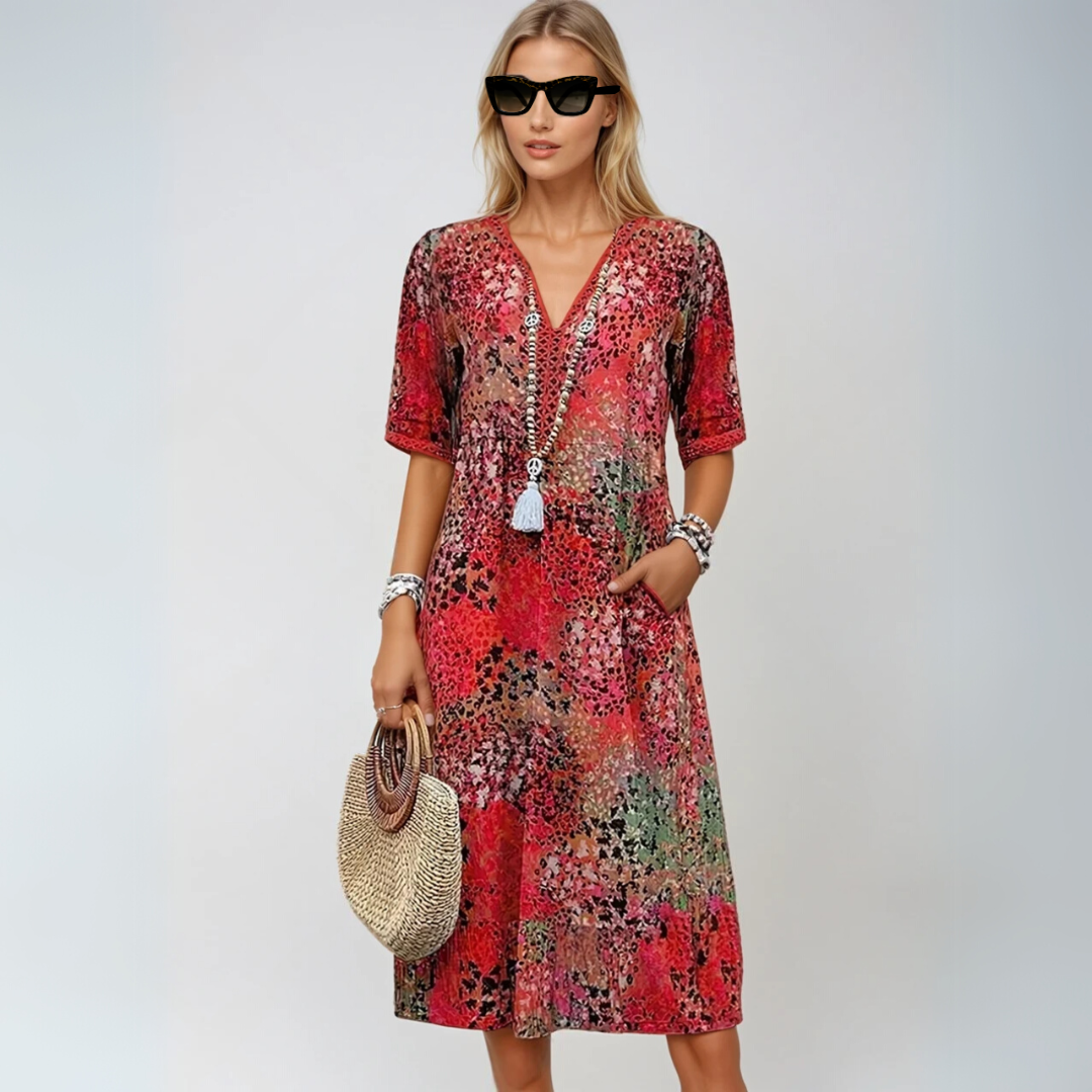 Modell iført elegant boho midikjole med V-hals. En behagelig og flatterende sommerkjole for kvinner.