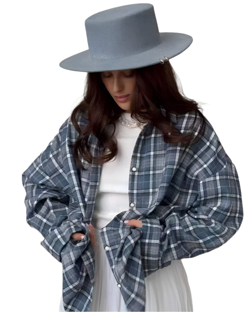 Komfortabel oversized dameskjorte med rutemønster. Ideell for hverdagsklær og casual mote.