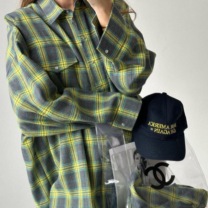 Stilig oversized rutete skjorte for kvinner. Allsidig plagg for casual og lag-på-lag bruk.