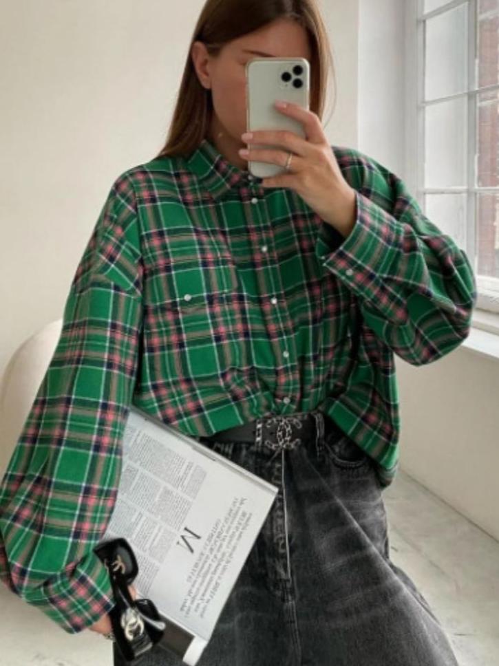 Allsidig kvinne skjorte med ruter, i oversized modell. Utmerket for lag-på-lag styling og avslappet mote.