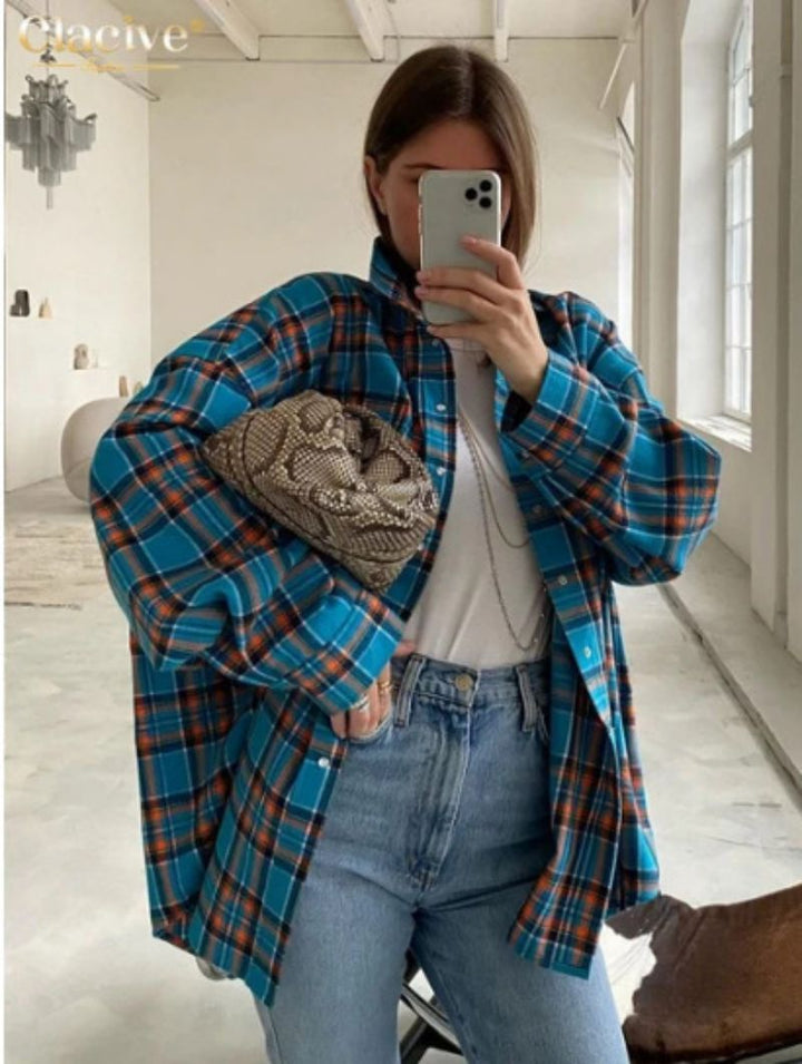 Komfortabel og stilig oversized rutete dameskjorte. Perfekt for casual look og hverdagsklær.