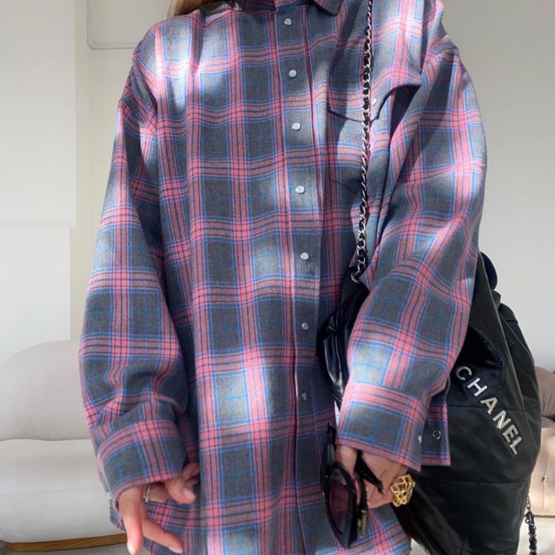 Rutete skjorte til dame i oversized passform. Komfortabel og moderne for en casual stil.