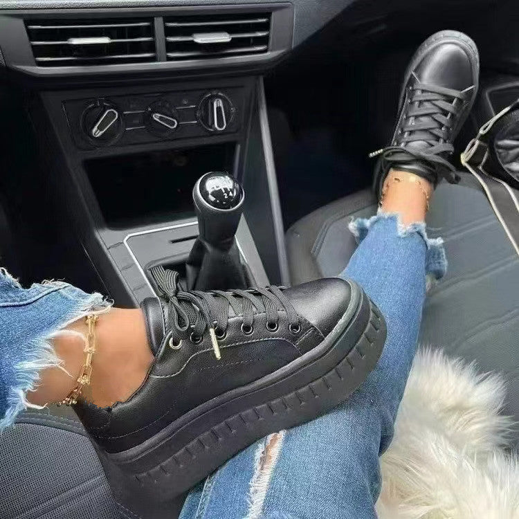 Trendy kvinners plattformsneakers med ergonomisk design og sklisikker såle. Perfekte urbansko.