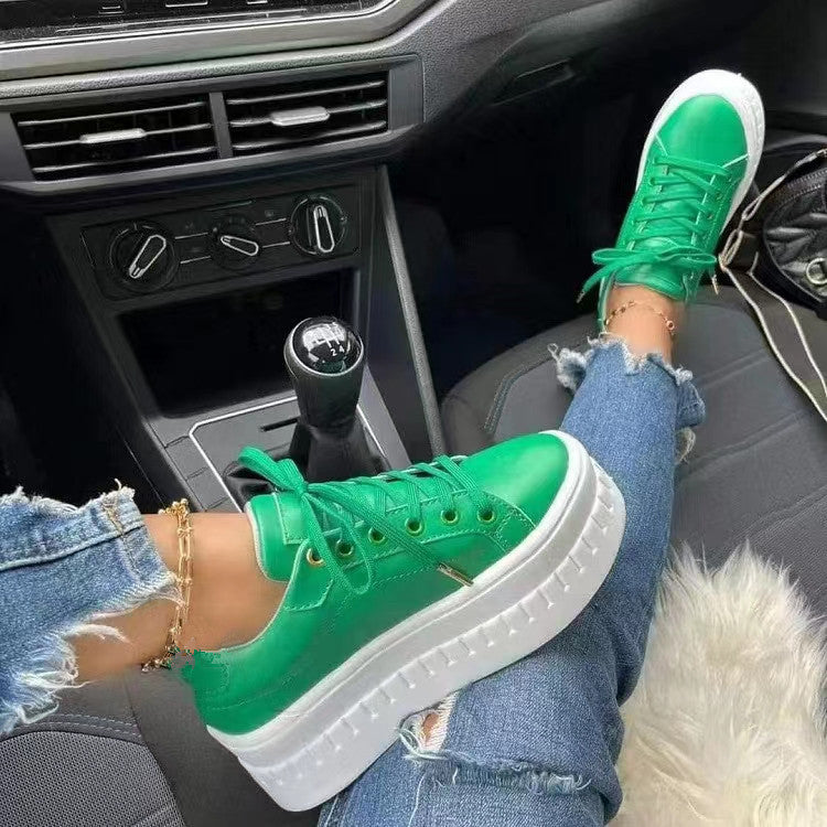 Motesko for kvinner: stilrene plattformsneakers som passer til alt. Moderne fottøy for en trendy look.
