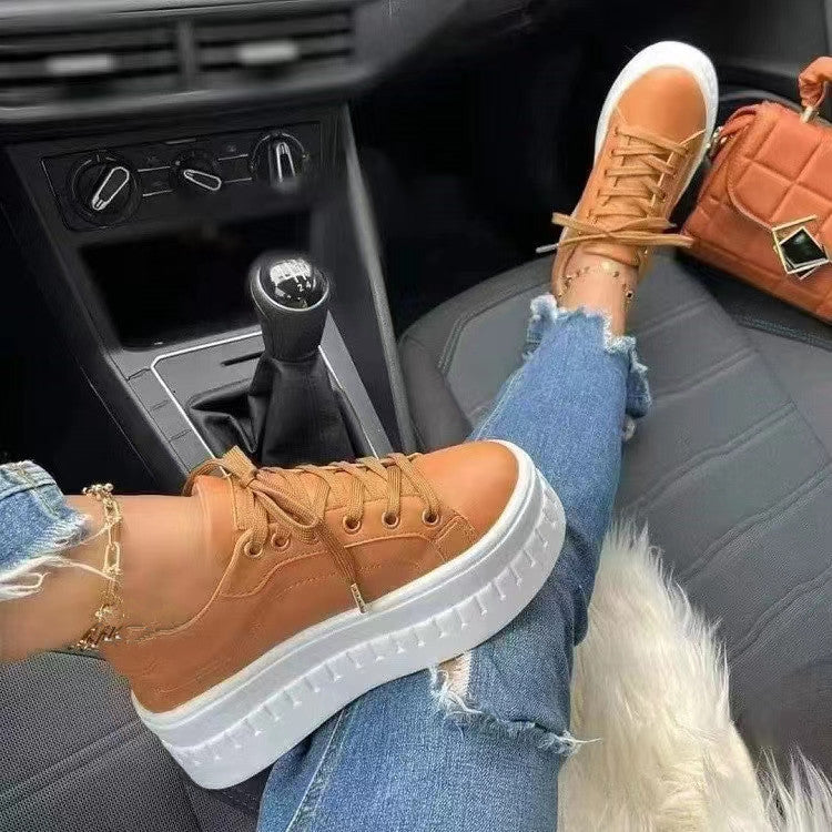 Stilrene plattformsneakers for damer. Høy plattformsåle gir et moderne løft. Komfortable fritidssko.