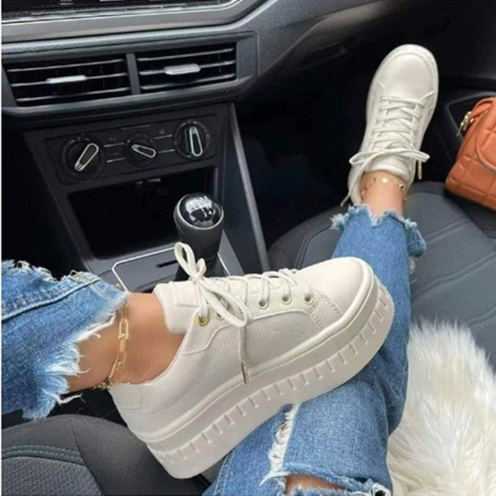 Detaljert bilde av moderne damesneakers med plattformsåle. Trendy og komfortable sko for hverdagsbruk.