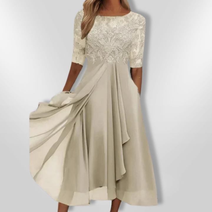 Detaljert bilde av blonder på elegant asymmetrisk kveldskjole for kvinner, viser fin utførelse.