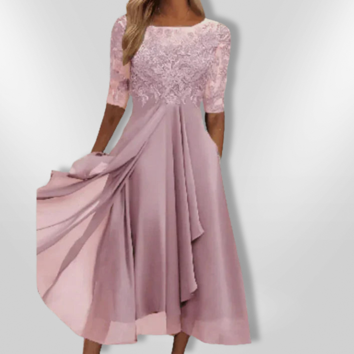 Ryggdetaljer av asymmetrisk damekjole med blonder, fremhever formell og elegant stil for kvelden.