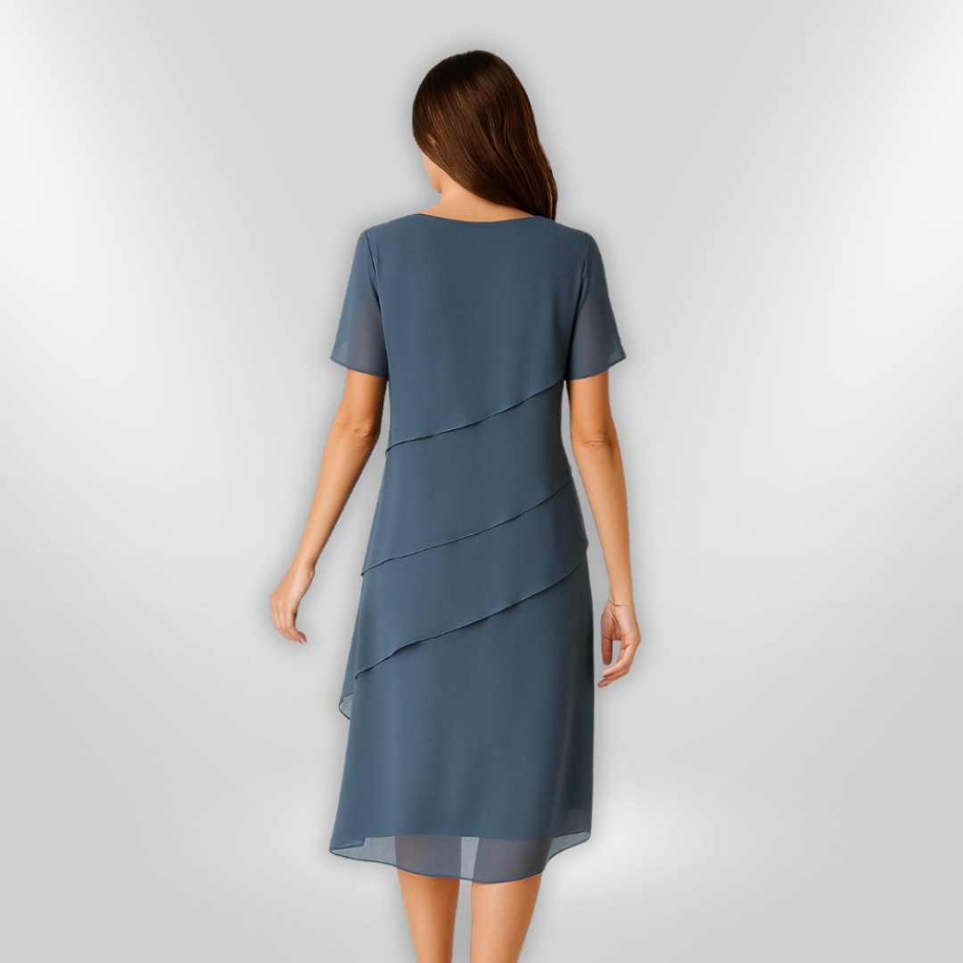 Vakker kvinners festkjole i lett chiffon. Elegant design for sommerens selskap.