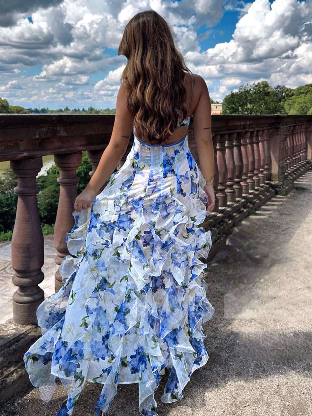 Feminim blomsterkjole med delikat ruffled design, en lett sommerkjole for kvinner som elsker stil.