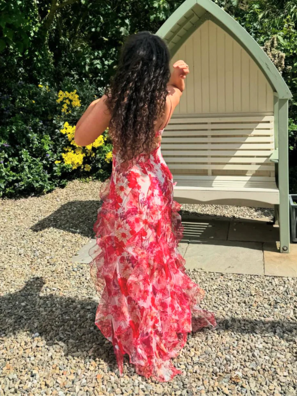 Levende blomstermønster på ruffled sommerkjole for kvinner, en lett og elegant kjole for solfylte dager.