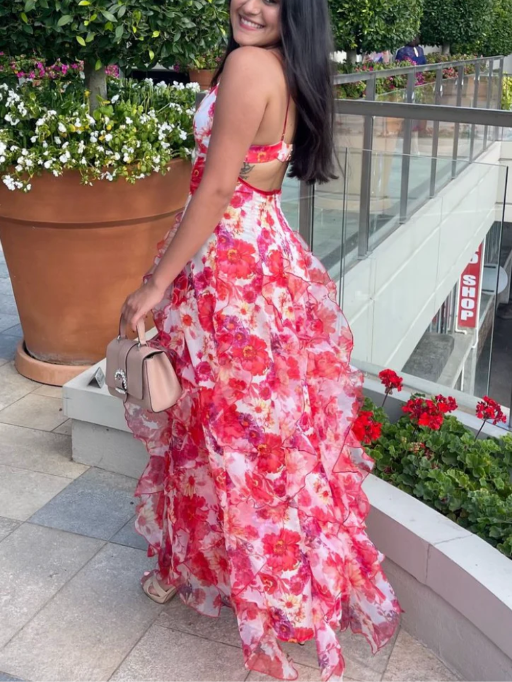 Kvinners ruffled blomsterkjole, en lett og feminim sommerkjole som passer til fest og hverdags.