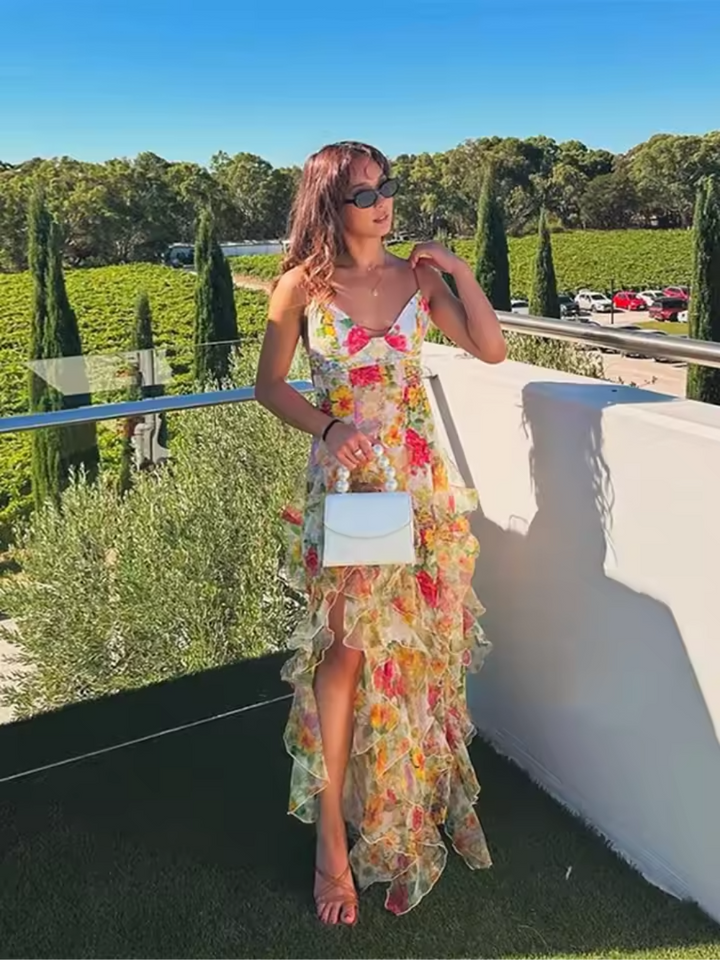 Komfortabel og chic sommerkjole for kvinner med blomster og ruffles, perfekt for varme dager.