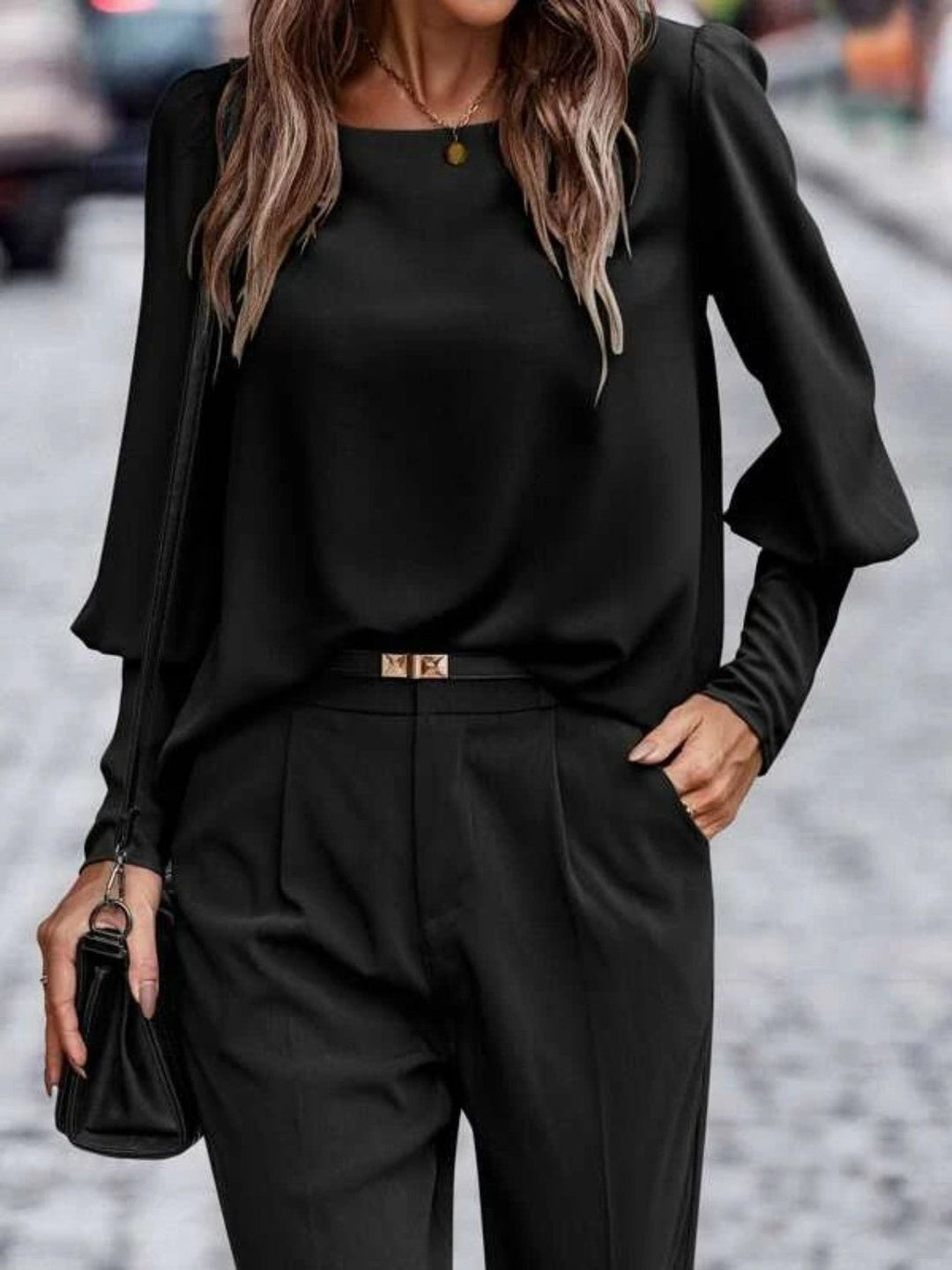 Klassisk damebluse med rund hals, elegante lykteermer. Allsidig for både hverdag og fest.