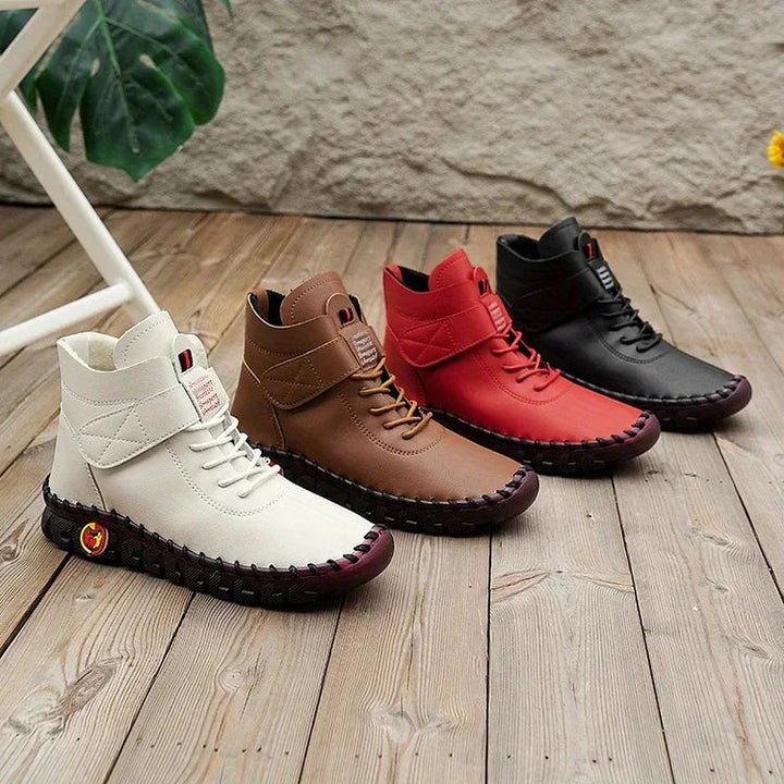 Nærbilde av håndlaget søm på en kvinne sneaker støvel, understreker kvalitet og håndverk i disse dameskoene.