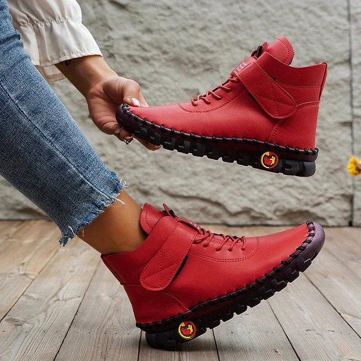 Frontvisning av håndlagde kvinne sneaker støvler. Moderne fritidssko med snøring for perfekt passform.