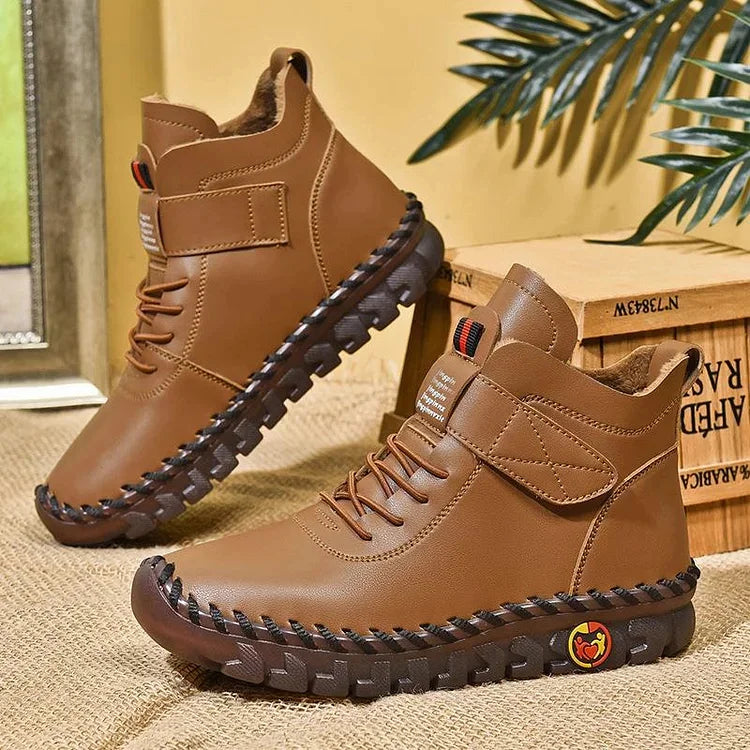Slitesterk yttersåle på håndlagde kvinne sneaker støvler, designet for komfort, grep og allsidig bruk.