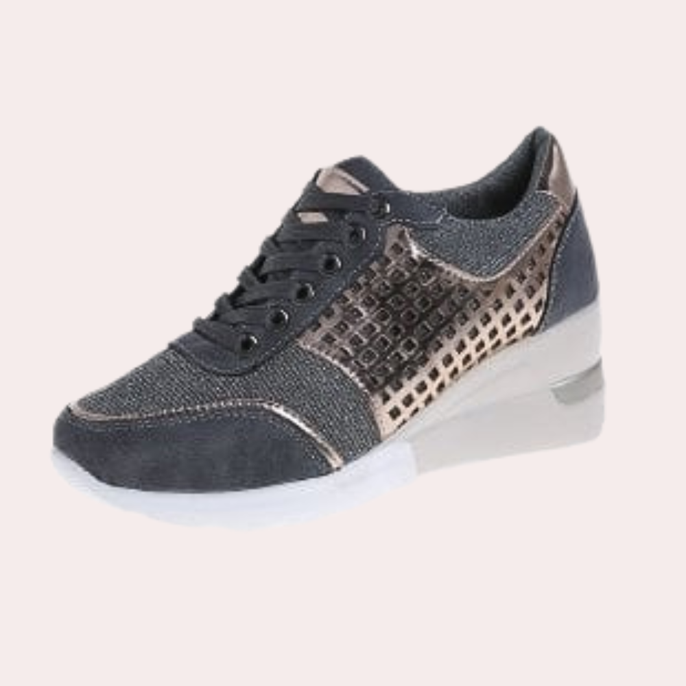 Moderne kvinne sneakers med en elegant kilehæl for en feminin touch. Komfortable og stilige for enhver anledning.