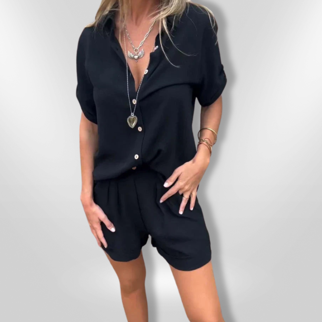 Komfortabelt kvinne sommersett: løs kortermet skjorte og shorts. Perfekt for en avslappet sommerstil.