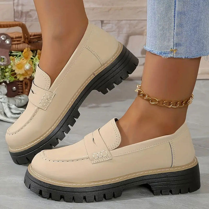 Stilige svarte kvinne loafers med robust chunky såle, ideelle for vårens og høstens motetrender. Komfortable slip-ons.