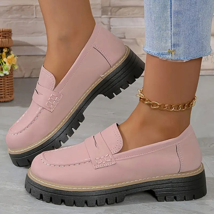 Nærbilde av overdelen på kvinne loafers i skinnimitasjon med chunky såle, fremhever tekstur og komfort.