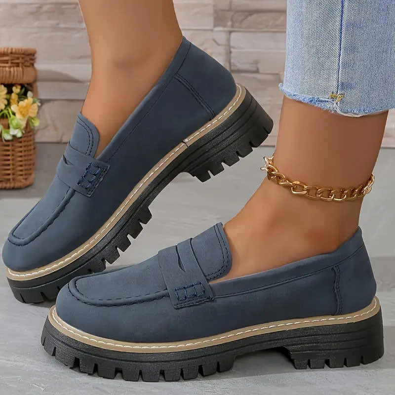 Trendy kvinne loafers med chunky såle stylet med vårantrekk. Moderne slip-on sko for en elegant look.