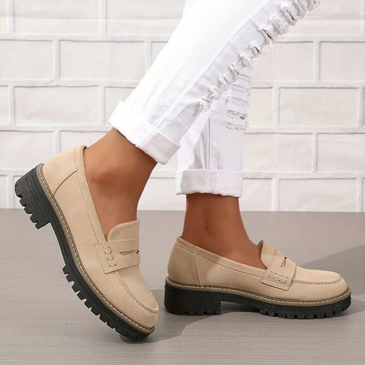 Komfortable svarte kvinne loafers med støttende chunky såle, ideelle for langvarig bruk og moderne mote.