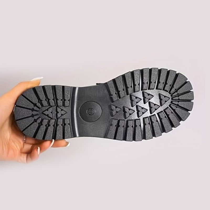 Klassiske sorte dame loafers med en vri; moderne chunky såle gir trendy oppgradering. Perfekt slip-on sko.
