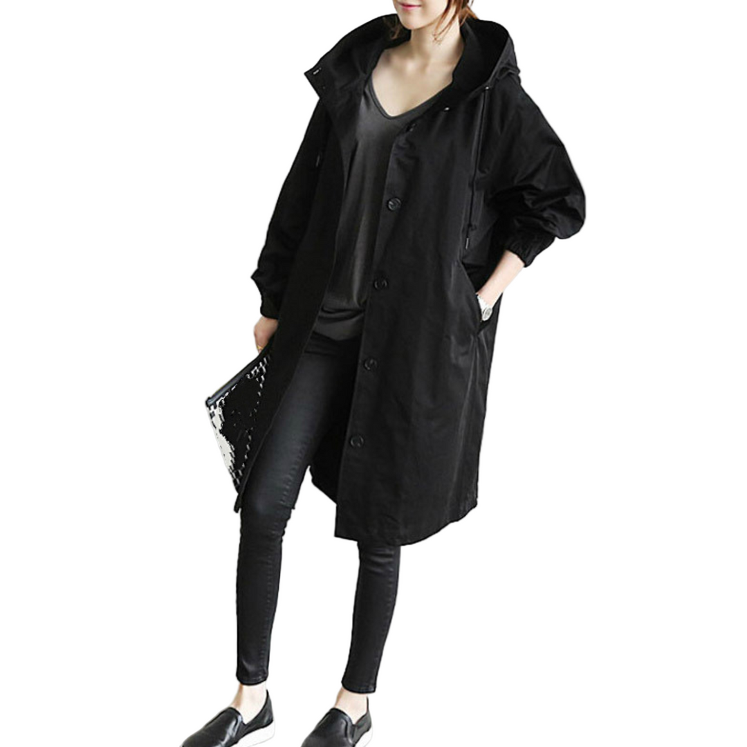 Elegant kvinners lang trenchcoat med hette. Perfekt allværsjakke og yttertøy for vår og høst.