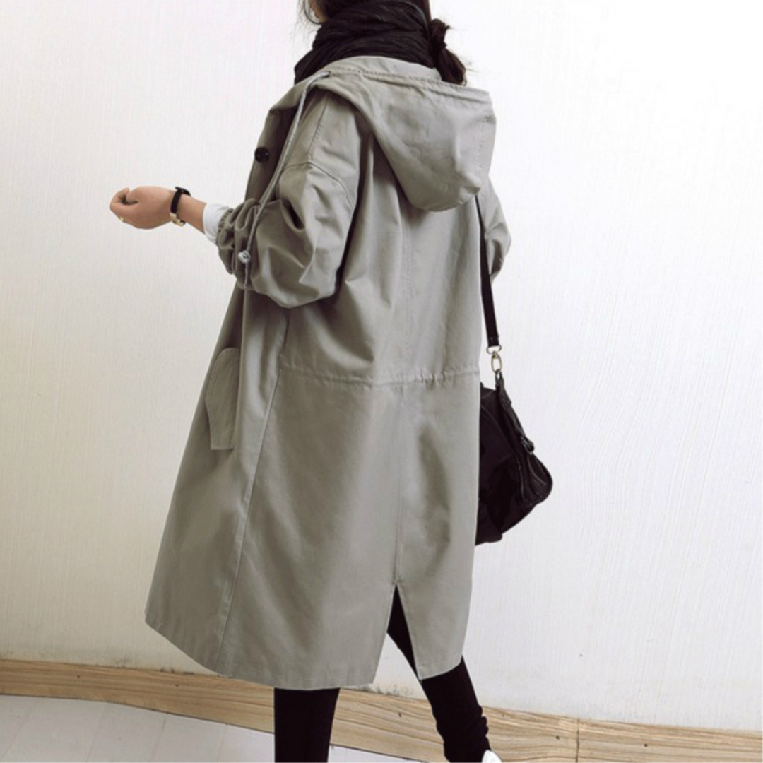Kvinners lang trenchcoat med hette. Slitesterk og elegant allværsjakke, perfekt som yttertøy.