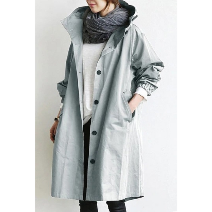 Klassisk lang trenchcoat for kvinner med hette. Elegant og funksjonell allværsjakke, et must-have.
