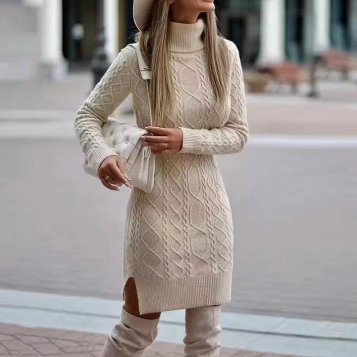 Nærbilde av detaljert kabelstrikk på elegant midikjole med turtleneck for kvinner. Tekstur.