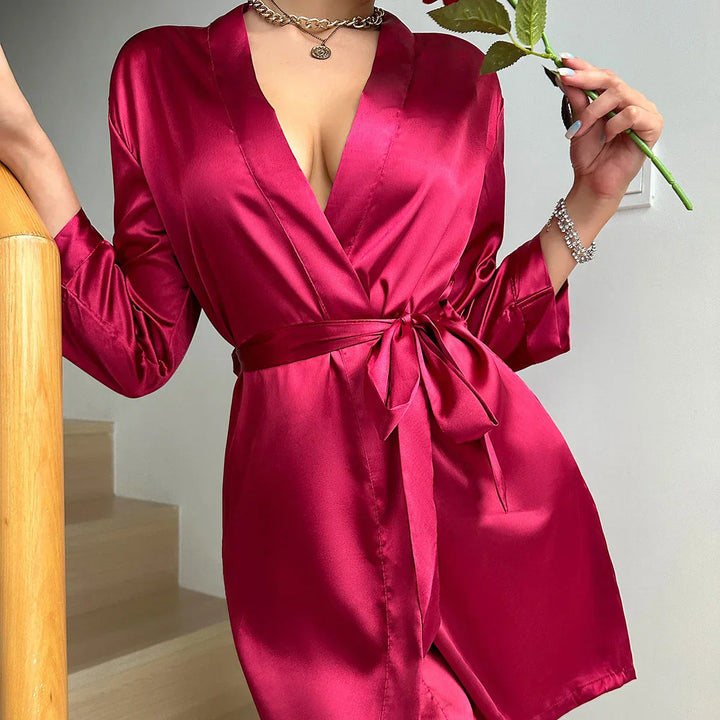 Kvinne i elegant loungewear badekåpe med snøring. Ideell for avslappende stunder hjemme.