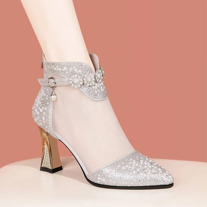 Pyntede kvinnesandaler med høy hæl, ankelspenne og skinnende rhinestones, egnet for fest og eleganse.
