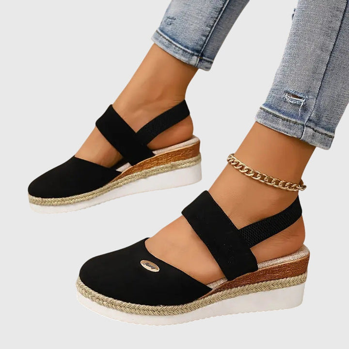 Sidevisning av komfortable kvinner sandaler, med god støtte og ortopedisk design for fotvennlig bruk.