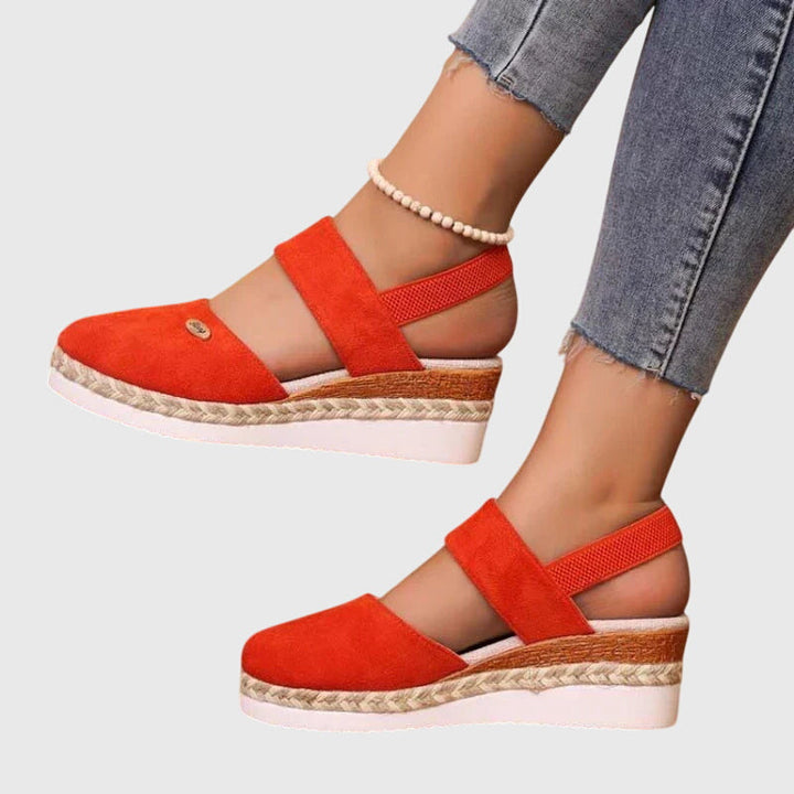 Ovenfra bilde av lette kvinner sandaler, pustende og stabile, ideelle for hverdagsbruk på varme dager.