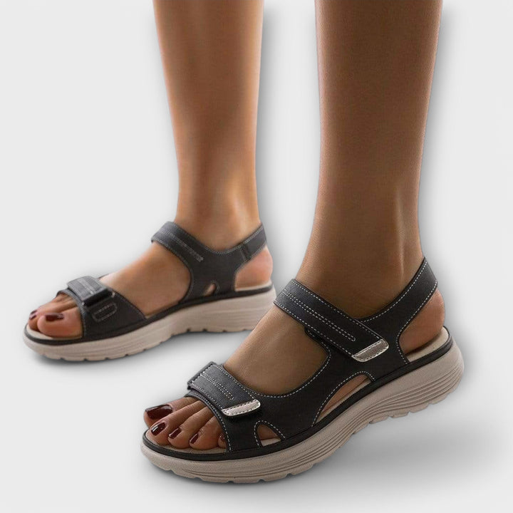 Stilige damessandaler med ergonomisk design. Lette hverdagssandaler for kvinner, perfekt for sommerbruk utendørs.